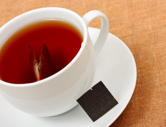 Napoje, których lepiej nie pić podczas upałów: mocna herbata