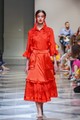 A Romani Design 2023-as tavszi-nyári kollekciójában a piros alapon a piros szalagok, díszítések csillogása izgalmassá teszi a nagyon vidám öltözékeket