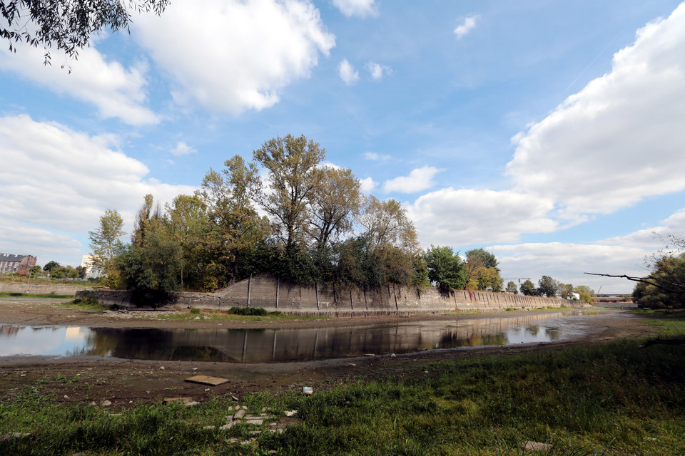 WARSZAWA WISŁA PORT PRASKI NISKI POZIOM WODY