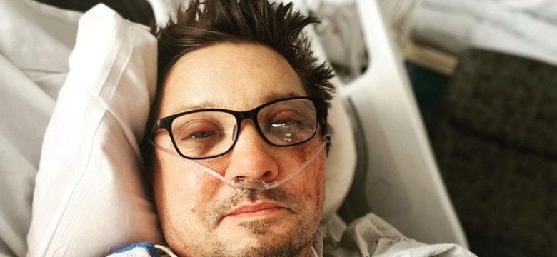 Jeremy Renner czuje się lepiej. Aktor opublikował zdjęcie ze szpitala