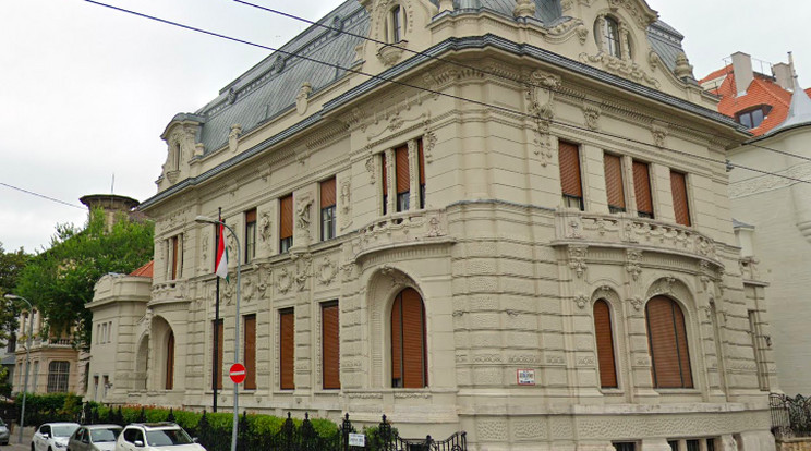 Az AVM aktivistái bemásztak a Fidesz-székház erkélyére / Fotó: Google Maps