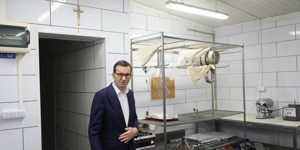 Mateusz Morawiecki w poniedziałek odwiedził firmię cukierniczo-piekarniczą Alania w Kuligowie (woj. mazowieckie).
