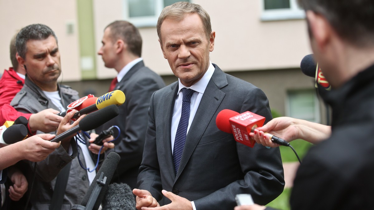 Premier Donald Tusk uważa, że współdziałanie służb i nadzór ministra spraw wewnętrznych Bartłomieja Sienkiewicza w sprawie wczorajszych fałszywych alarmów bombowych przynosi niezłe rezultaty. Szef rządu liczy na szybką pracę prokuratury i szybkie wyroki w tej sprawie.