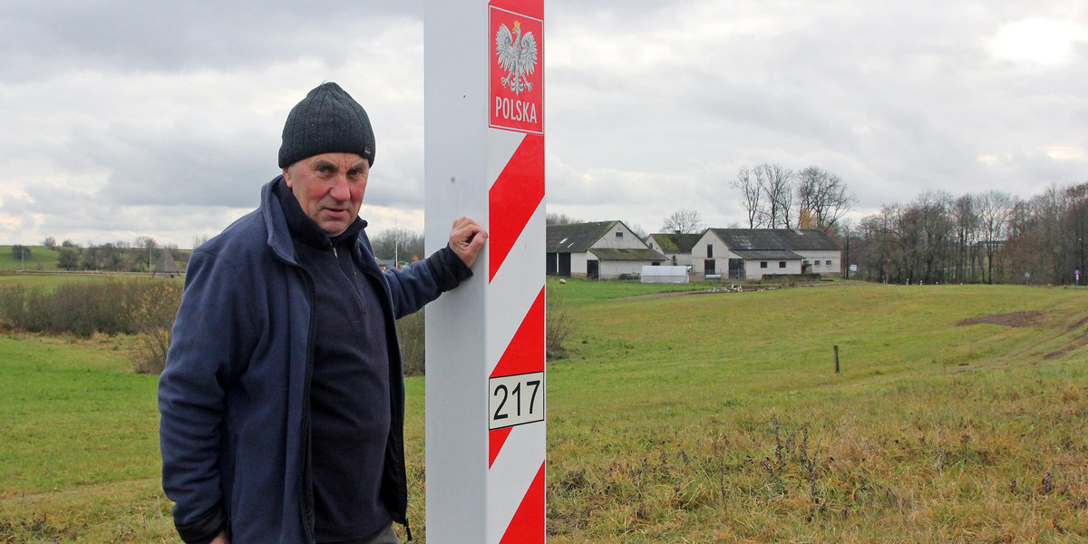 Na podwórku pana Jana Anzulewicz stoi kamienny słup graniczny