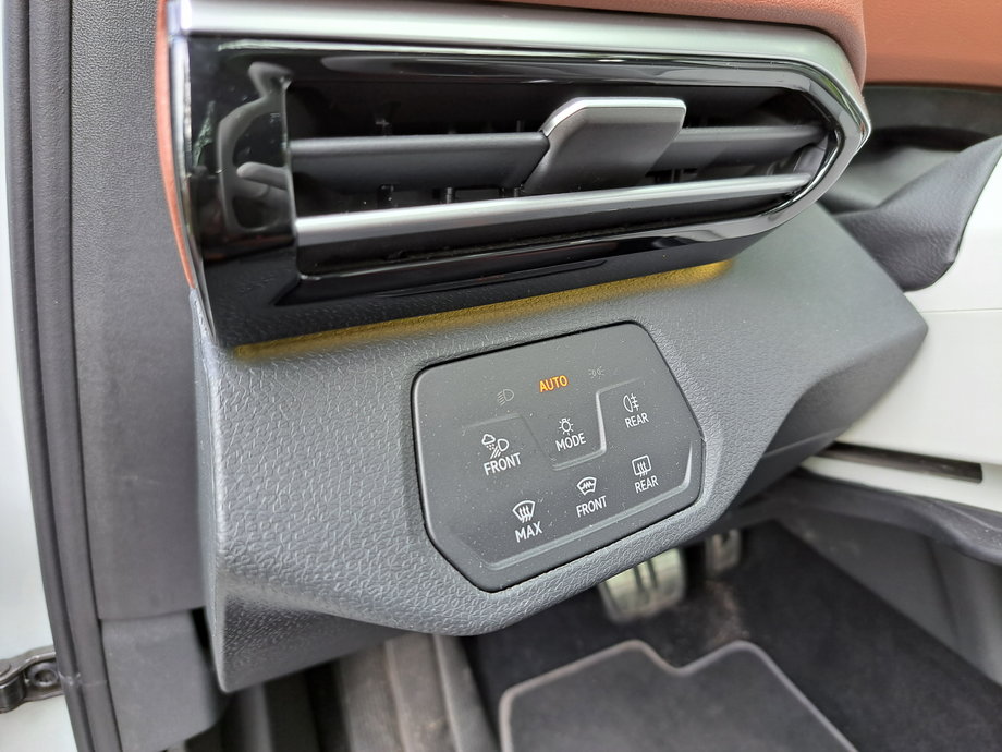 Volkswagen ID.5 - po lewej stronie pozostał zestaw przycisków, które sterują m.in. światłami, ale też podgrzewaniem przedniej i tylnej szyby.