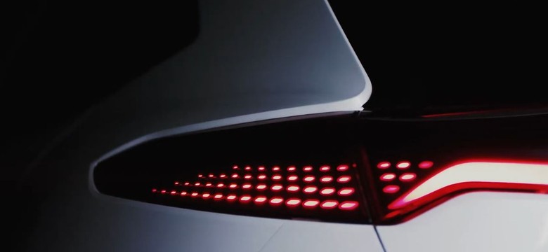 Polski samochód elektryczny wychodzi z cienia. SUV i hatchback w barwach narodowych [WIDEO]