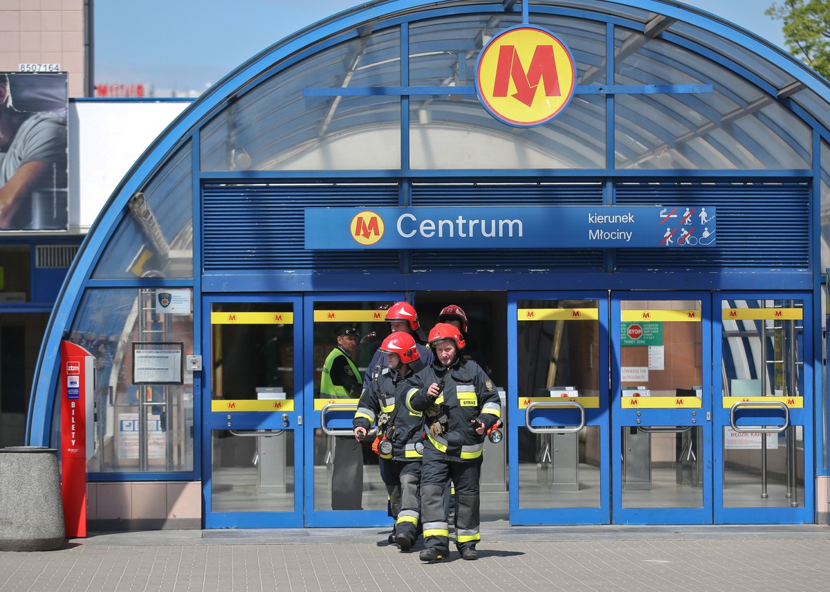 Strażacy przed zamkniętą stacją metra Centrum