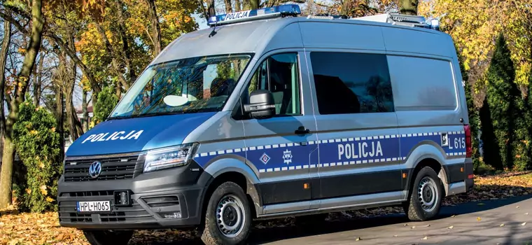 Policja chwali się nowymi radiowozami. To mobilne biura drogówki