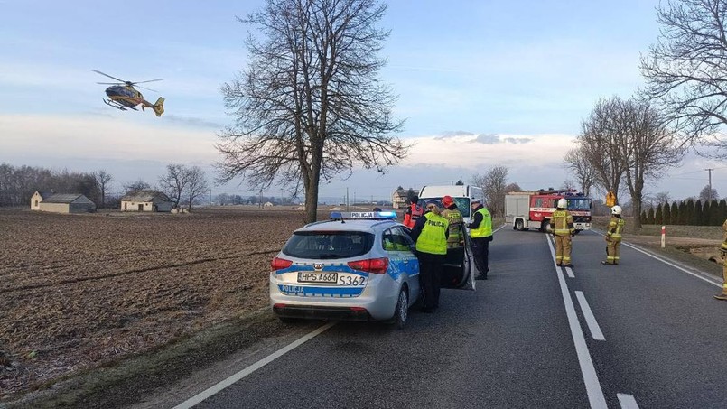 Lód spadający z ciężarówki ranił kierowcę busa