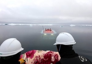 Kineska podmornica Điaolong izlazi na površinu nakon boravka na dnu Arktičkog okeana 27. septembra 2025.