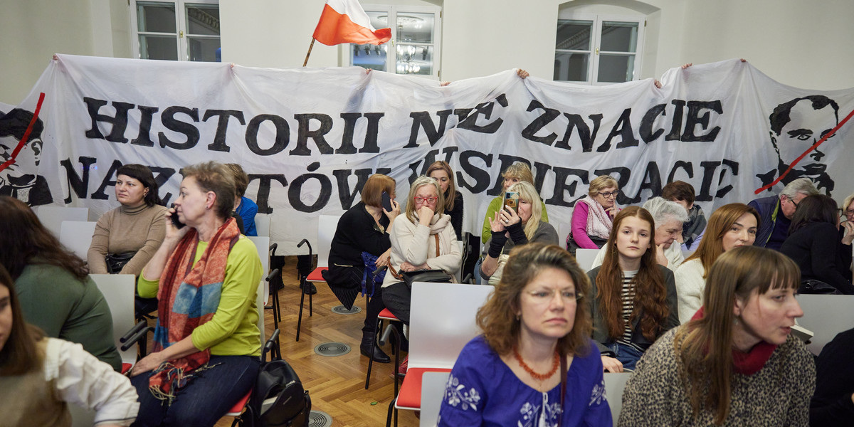 Protest podczas spotkania z ukraińską pisarką Oksaną Zabużko.