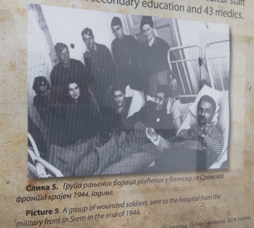 Grupa ranjenih boraca upućenih u bolnicu sa Sremskog fronta krajem 1944. godine.