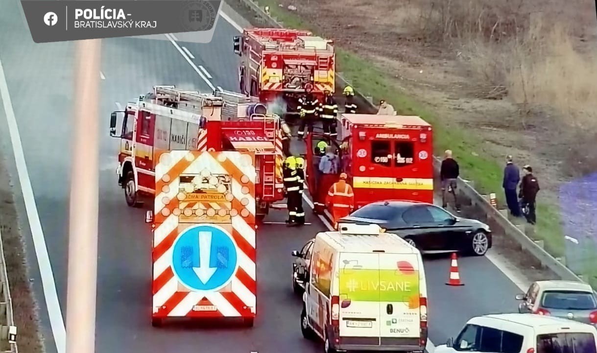 Na bratislavskej D1 smerom do Senca horí auto.