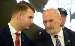 26-letni rzecznik MON zasiada w radzie nadzorczej i "kończy studia". Macierewicz chwali go za lojalność