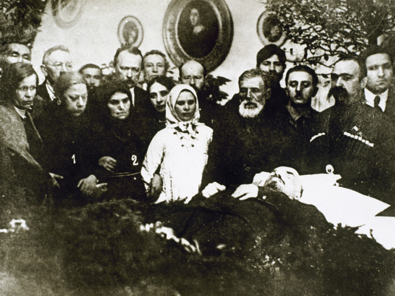 
Po kolejnym wylewie w styczniu 1924 roku Lenin umiera. Nadieżda nie chce, by go mumifikowano, nie chce, by stał się obiektem kultu
