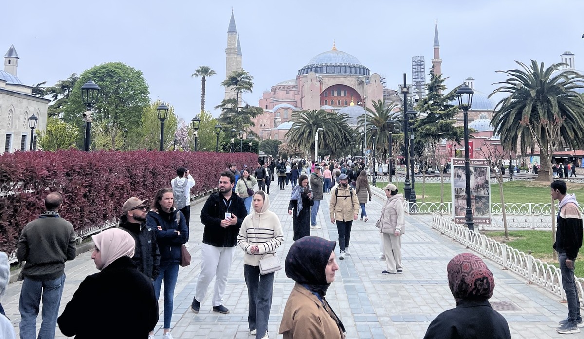 Ludzie spacerujący po Stambule, w tle Hagia Sophia, gdzie w niedzielę odczuwalne było trzęsienie ziemi. Trzęsienie ziemi w Turcji - odczuwalne nawet w Stambule.