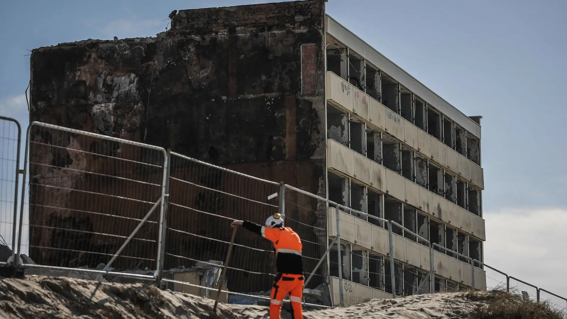 Zbudowali blok przy plaży, teraz go burzą. Podobny los może czekać tysiące budynków