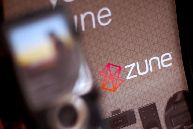 <b>2006: Zune</b>
<br><br>
Microsoft prezentuje światu multimedialny odtwarzacz Zune, który ma stać się wielkim rywalem iPoda. Zune spotyka się z chłodnym przyjęciem ze strony rynku. Ostatecznie firma porzuca projekt w 2011 roku. Jeszcze gorzej poradził sobie smartfon Kin (2010), który miał rzucić wyzwanie iPhone'owi. Swój rynkowy żywot kończy po zaledwie dwóch miesiącach od premiery.