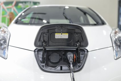 Co drugi samochód w 2040 r. będzie miał napęd elektryczny