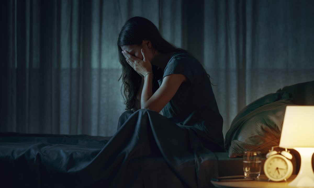 Tego nie wolno robić, gdy obudzisz się w środku nocy. To nagminny błąd