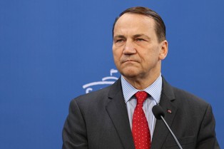 Atak na polską sieć kolejową. Sikorski: To zmusza do rozstrzygnięcia, kto jest sojusznikiem, a kto wrogiem