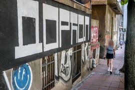Idem Dorćolom i nemam gde da stanem, a da ne ugazim u znate već šta (ilustracija)