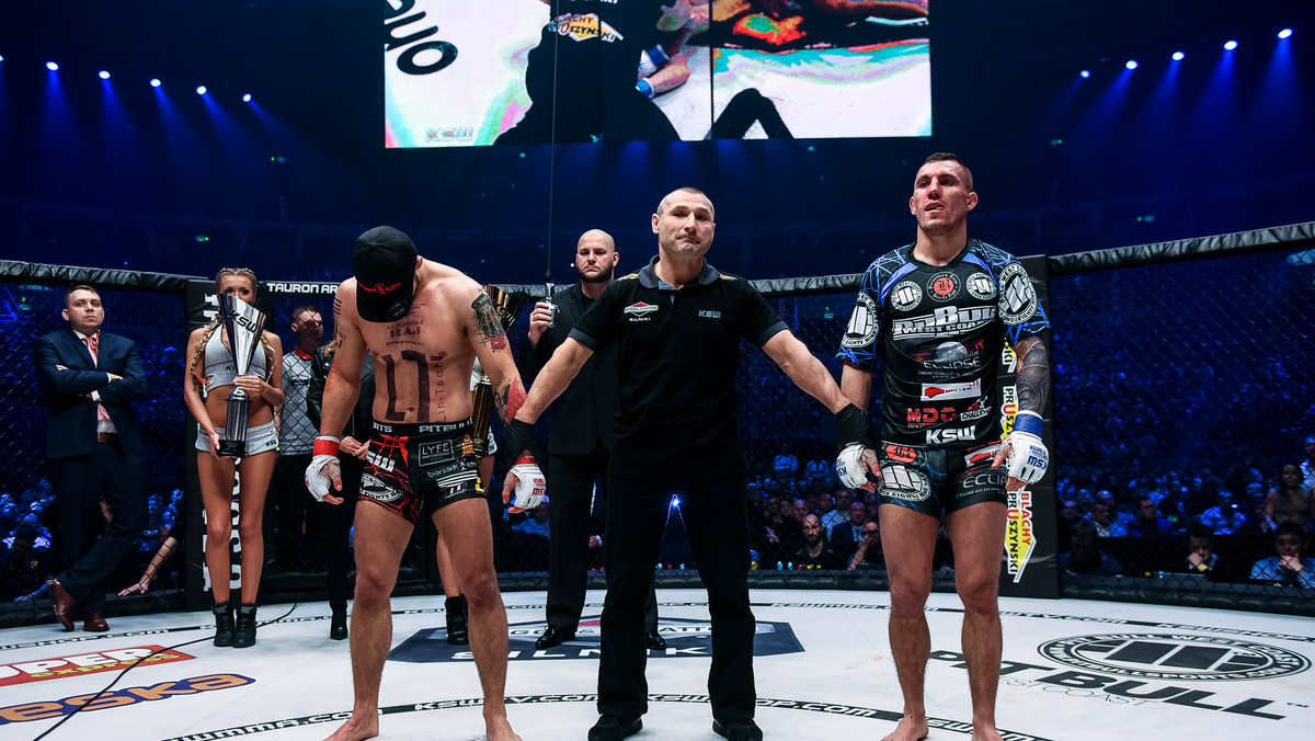 KSW 37 czyli "Cyrk Bólu" wystartowało! O godzinie 19:30 w krakowskiej Tauron Arenie po raz pierwszy rozległ się głos Waldemara Kasty, który zapowiedział pierwszą walkę gali. W niej zmierzyli się Roman Szymański i Sebastian Romanowski. Pojedynek został przerwany na kilka sekund przed końcem ostatniej rundy. Właśnie wtedy Szymański założył idealne duszenie na szyi rywala i na moment pozbawił go świadomości. Wcześniej zresztą też był zdecydowanie lepszy.