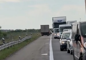 Zbog zapaljenog kamiona i obustavljenog saobraćaja, vozači voze u kontra smeru