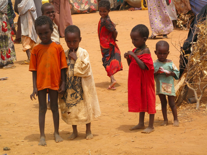 Dzieci w jednym z somalijskich obozów czekają na jedzenie