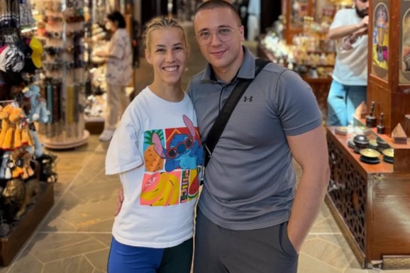 DEVOJKA SA KRILIMA NA MOTORU Izašla iz bolnice posle teškom perioda, a sada ovako uživa sa mužem: Sve snimili (VIDEO)