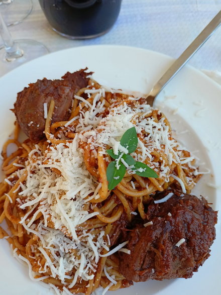 Spaghetti z mięciutkimi jęzorkami i startym parmezanem
