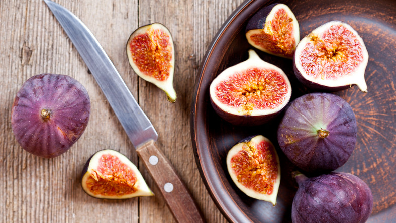 Figi - egzotyczne owoce z krajów śródziemnomorskich są dobre nie tylko na trawienie. Najnowsze badania pokazują, że ten smaczny owoc pomaga obniżyć poziom cholesterolu oraz reguluje pracę układu krwionośnego.