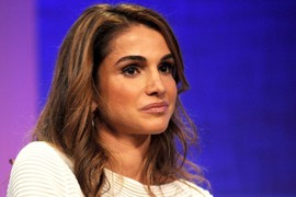 Najlepša kraljica sveta nosi NAJOBIČNIJU ODEĆU, a  izgleda kao MILION DOLARA!  Prošetala gradom U OVOM IZDANJU i morali ste da se okrenete za njom! Još jedan MASTER KLAS OD ŽENE koja ne zna za grešku