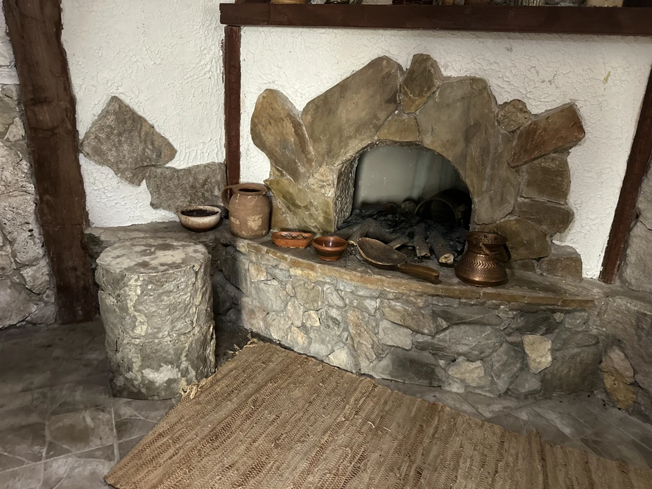 Kućica se nalazi u sklopu većeg turističkog kompleksa, Borinog lavirinita. 