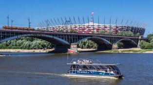 Przewozy żeglugą śródlądową spadły wg masy o 13,2 proc. r: r w 2021 r.