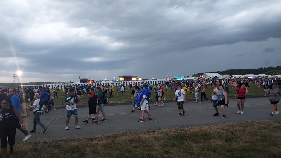 Ewakuujący się uczestnicy Open'er Festivalu 2022