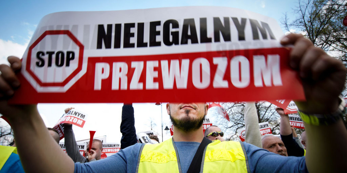 Taksówkarze z całej Polski protestowali w Warszawie przeciwko nieuczciwej - ich zdaniem - konkurencji ze strony Ubera. W odpowiedzi na ich postulaty rząd chciał rozważyć nawet możliwość czasowego wyłączenia aplikacji do zamawiania przejazdów