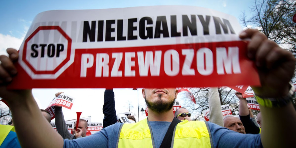 Taksówkarze z całej Polski protestowali w Warszawie przeciwko nieuczciwej - ich zdaniem - konkurencji ze strony Ubera. W odpowiedzi na ich postulaty rząd chciał rozważyć nawet możliwość czasowego wyłączenia aplikacji do zamawiania przejazdów