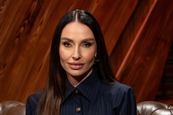 NE TREBAJU JOJ NI SUKNJA NI PANTALONE Katarina Živković pokazala kako se skockala, komentari pljušte: Svi gledaju u DONJI DEO (FOTO)