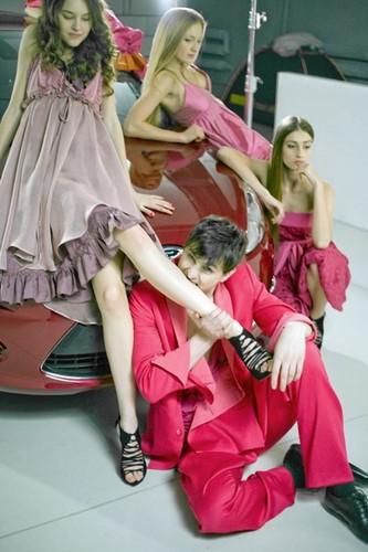 ...Poprzez połączenie mojego subiektywnego spojrzenia na modę i kreatorów, z autorską wizją, charakterem...