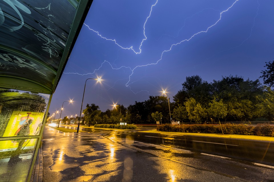 Przechodząca nad Poznaniem burza widziana z wiaty przystankowej przy ul. Piłsudkiego