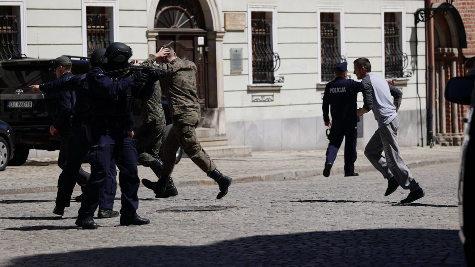 Wrocław, policyjne ćwiczenia. Akcja uwalniania zakładników z rąk terrorystów