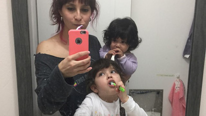 Bizarr magyarázatot adott az anyuka, hogy kislánya mellett miért szoptatja még 3 éves gyermekét is – fotók