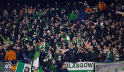Dantejskie sceny po derbach Glasgow. Setki kibiców Rangers i Celticu wbiegło na murawę