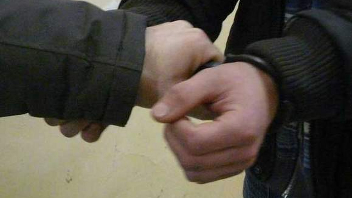 Białogardzcy policjanci zatrzymali 18- i 23-latka, którzy w ciągu kilku ostatnich tygodni dokonali licznych kradzieży mosiężnych elementów ozdobnych z nagrobków. Mężczyźni usłyszeli zarzuty, za które grozi im do 8 lat pozbawienia wolności.
