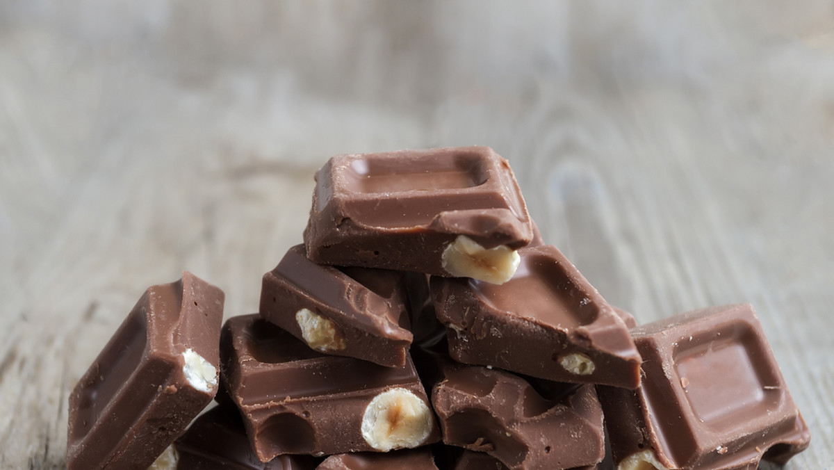 To, że czekolada poprawia nam nastrój - zwłaszcza jesienią - to nie żadna nowość. Warto jednak urozmaicić ją na zdrowszy sposób. Dietetyk Renata Ruszniak radzi, jak to zrobić oraz podpowiada, czekoladę o jakiej zawartości kakao najlepiej wybierać.
