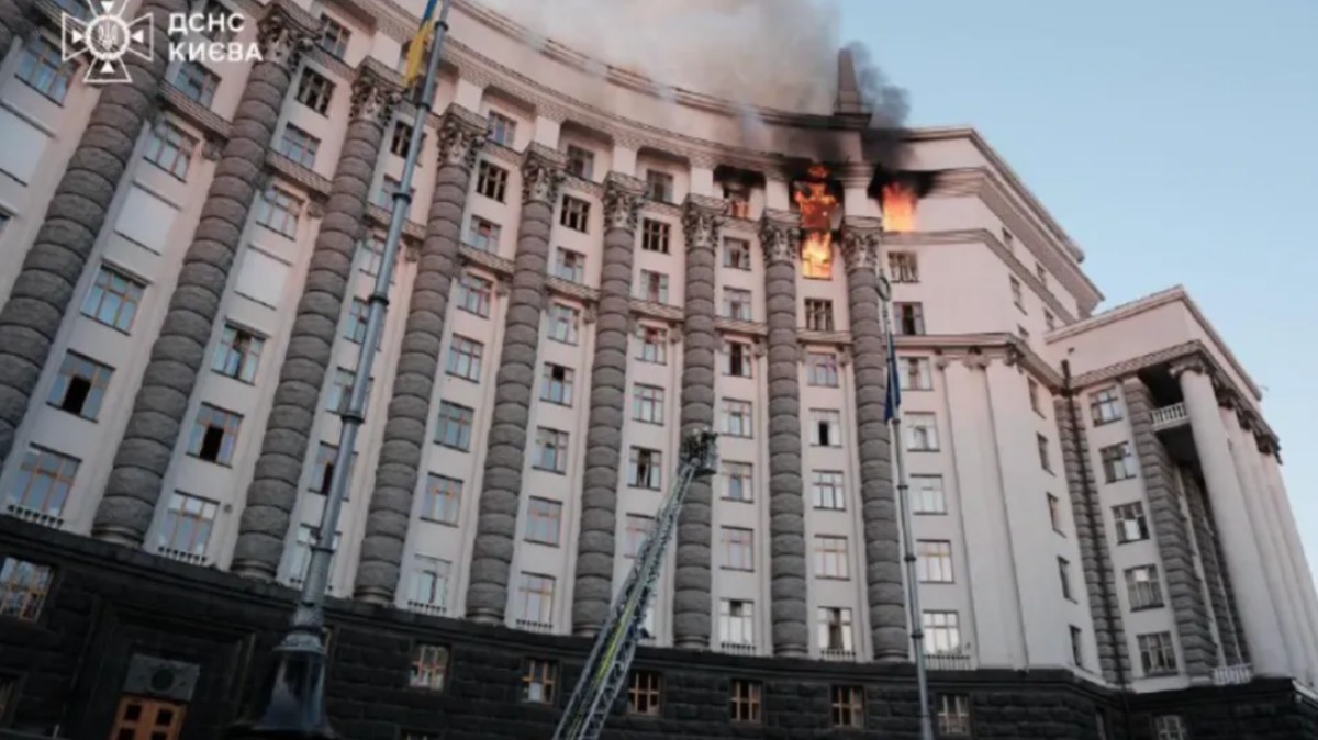 Uszkodzony w wyniku ataku Rosji na Ukrainę budynek rządowy w Kijowie