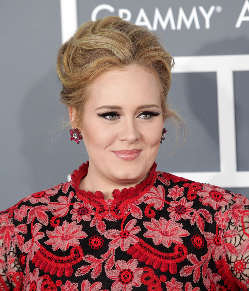 Adele w barokowej sukience