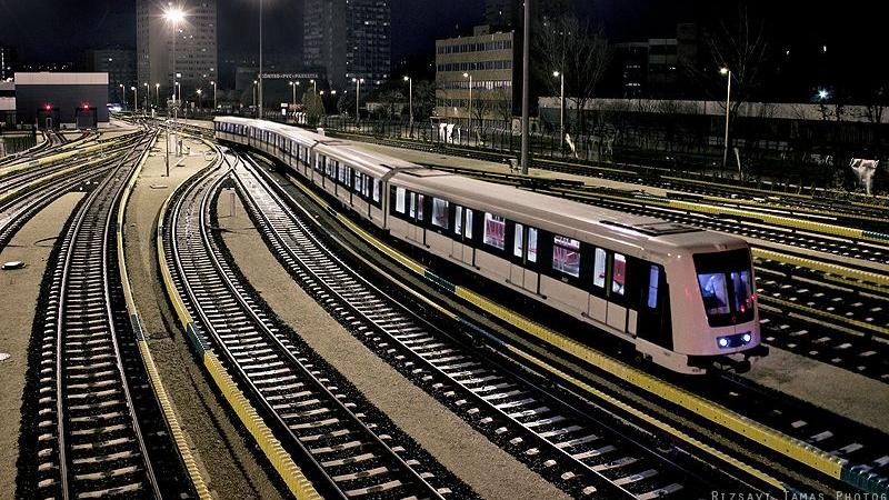 Nowe pociągi Metropolis mają po 80 metrów długości i składają się z 5 wagonów. Jednorazowo pociąg Alstomu może przewieźć 810 pasażerów, w tym 164 na miejscach siedzących. Każdy z wagonów jest wyposażony w cztery szerokie rozsuwane drzwi (1,3 metra) po dwóch stronach pociągu. Dzięki temu, pasażerowie mogą łatwiej i szybciej dostać się do metra na stacji.