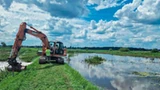 Dramatyczna sytuacja w powiecie elbląskim. Woda przerwała wał i zalewa pola